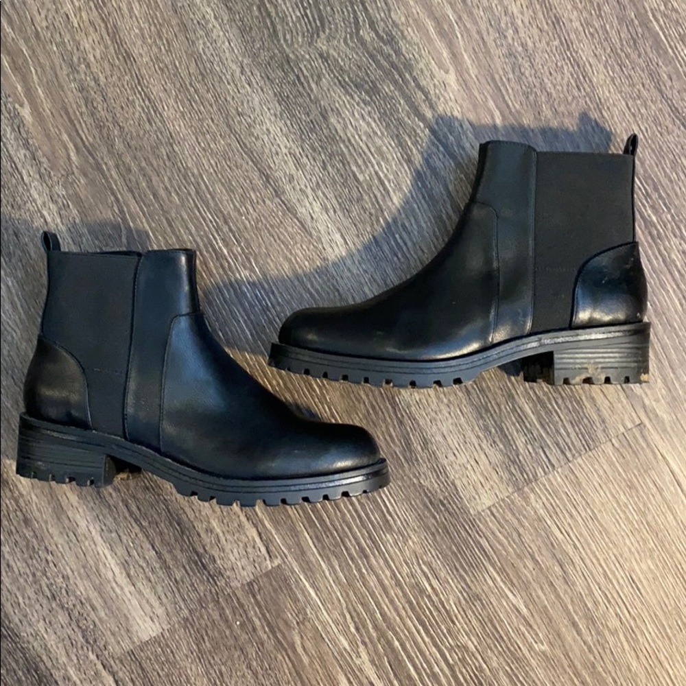 Black Universal Thread Chelsea Boots